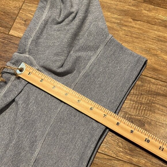 Lululemon striped grey and white Capri leggings - Picture 5 of 10